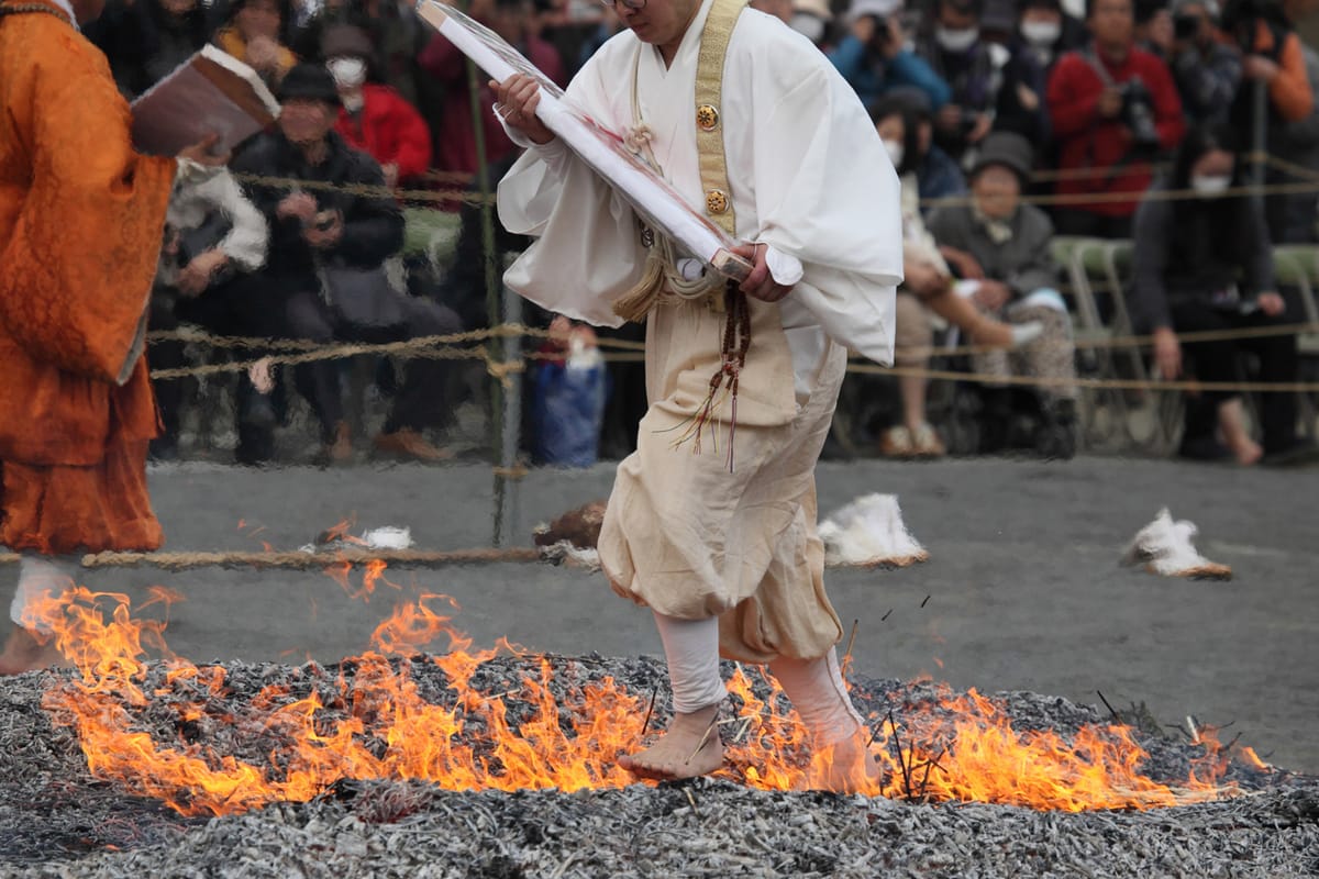 เทศกาลไฟ Nagatoura Hakamatsuri