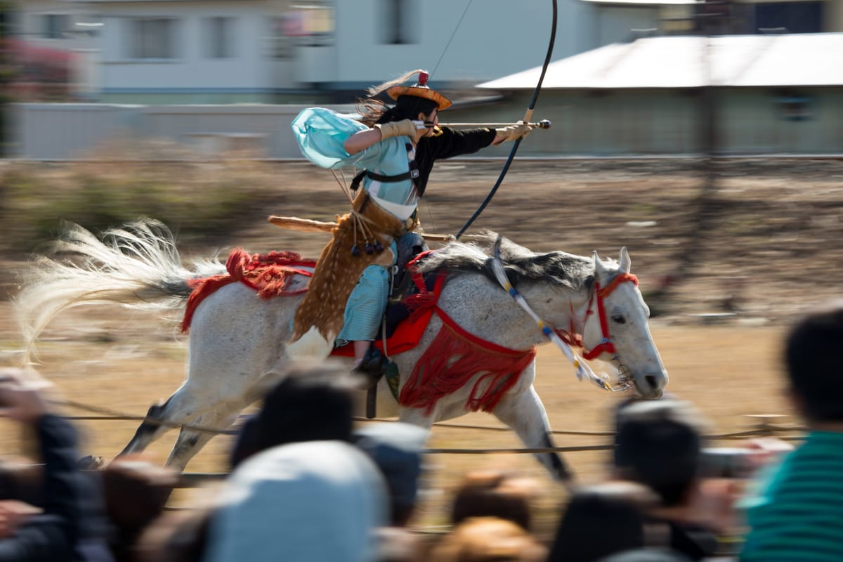 Traditionelles Yabusame-Ritual am Naemura-Schrein