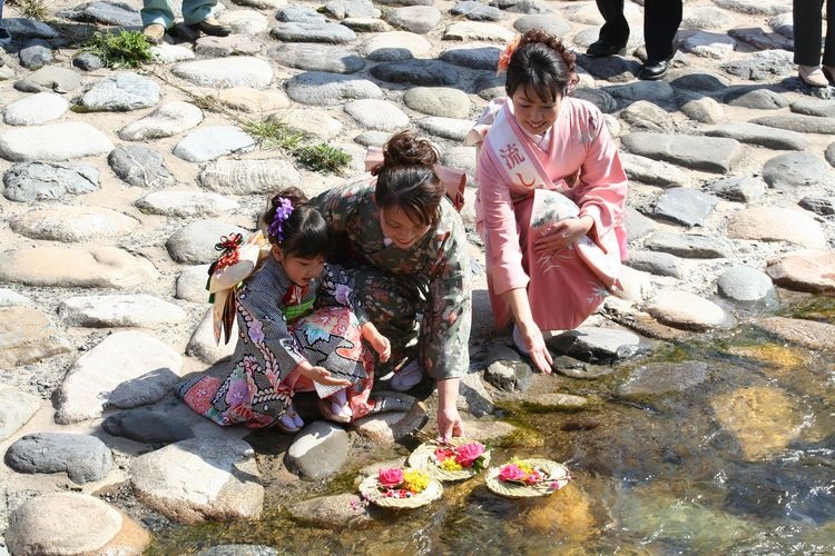 もちがせの流しびな(流しびなの館)