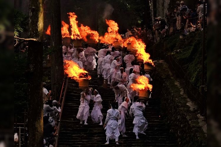 Nachi no Ogi Matsuri (Kumano Nachi Taisha)