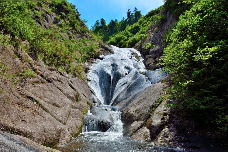 Momoto-no-taki Waterfall