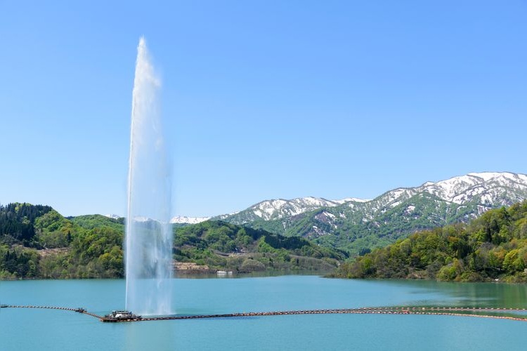 Tourist destination images of Gassan Lake's Great Fountain(2)