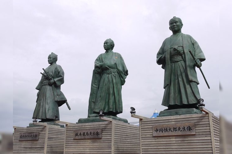 Statues of the Three Patriots of the Tosa Kinnoto