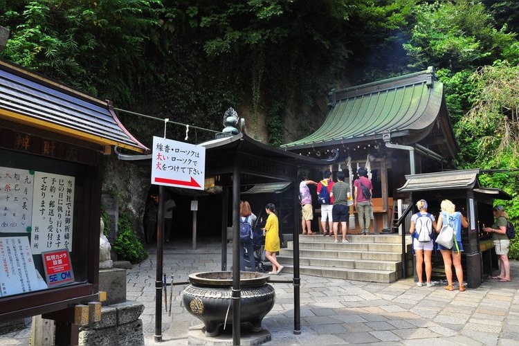 Zeniarai Benzaiten Ugafuku Shrine