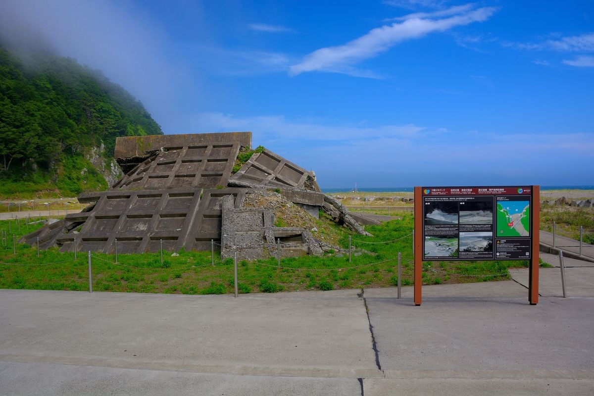 Tanggata Coast Sea Wall (Disaster Heritage)