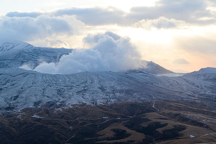 ปล่องภูเขาไฟอาโซ นากาตาเกะ (Aso Nakadake Crater)