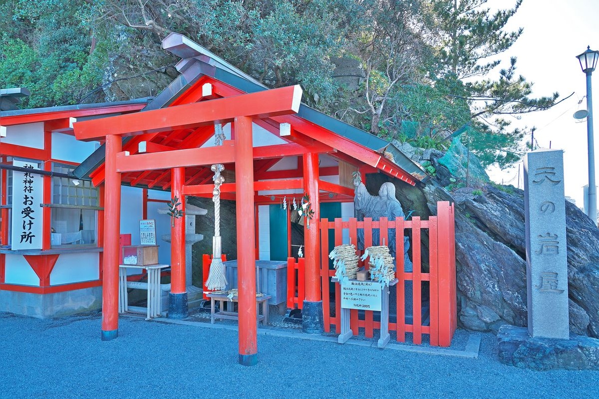 Futami Okitama Shrine (Meoto Iwa)