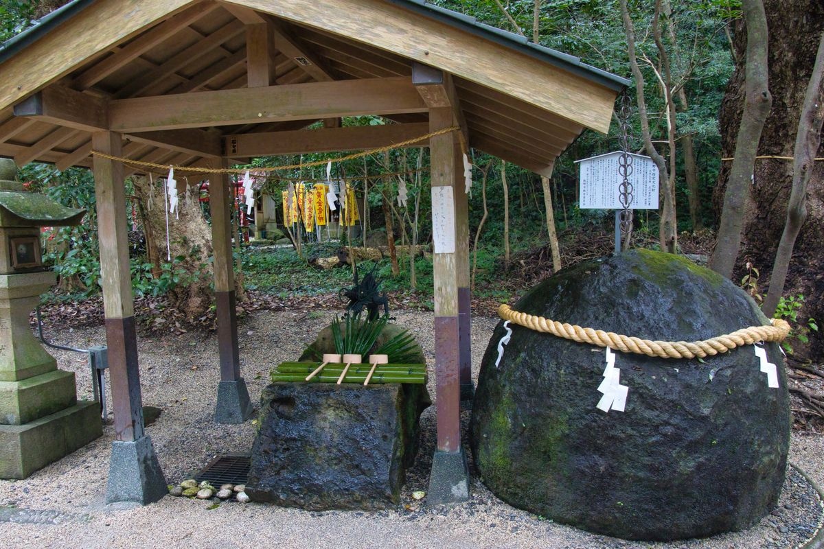 ศาลเจ้าฮานาโนะคุอิ (Hana no Iwaya Jinja)