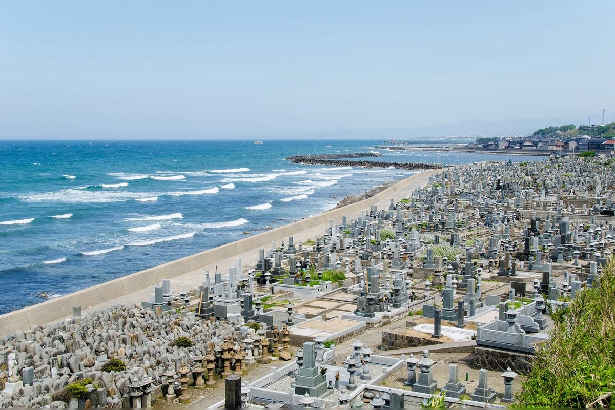 Hanamigata Cemetery