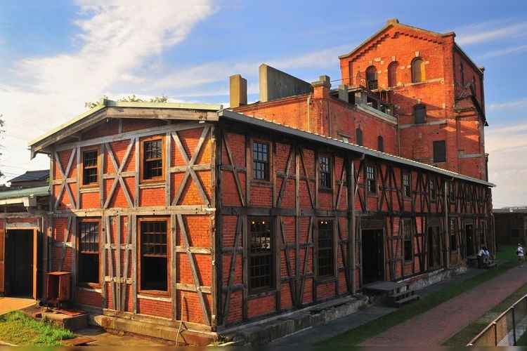 Edificio in Mattoni Rossi di Handa 3