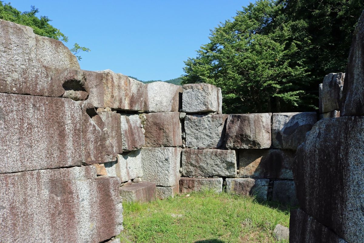 Vestiges du haut fourneau de la mine de fer de Hashino
