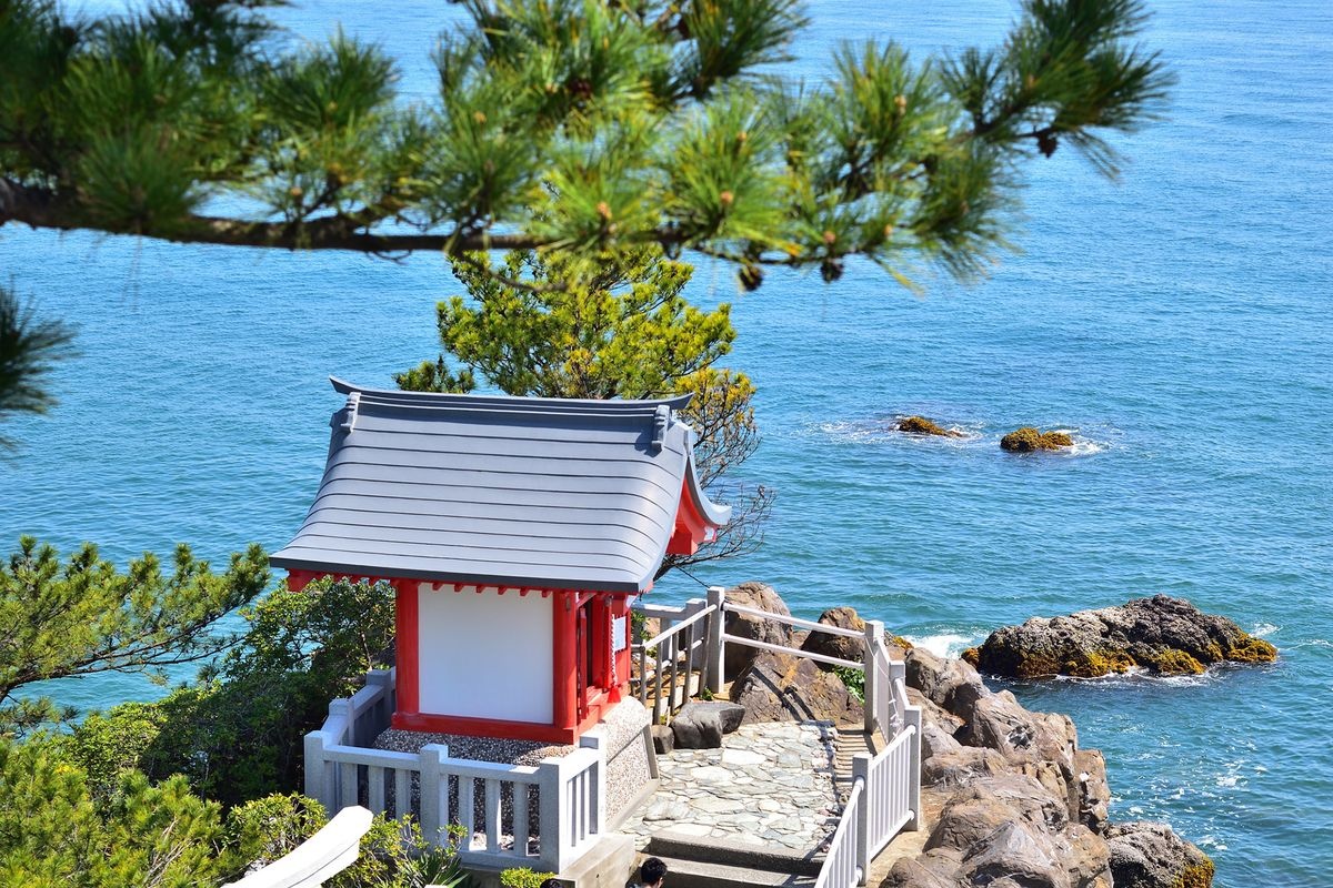桂浜龙王宫(海津见神社)