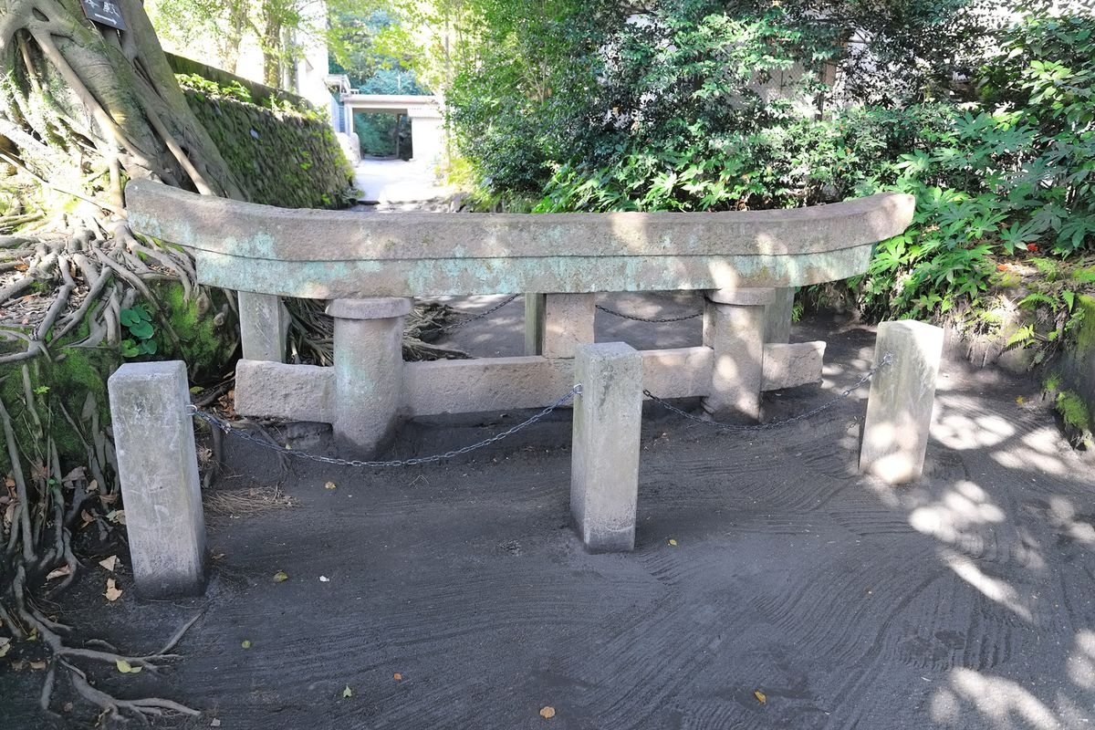 Torii de Kurokami Buried en Ceniza