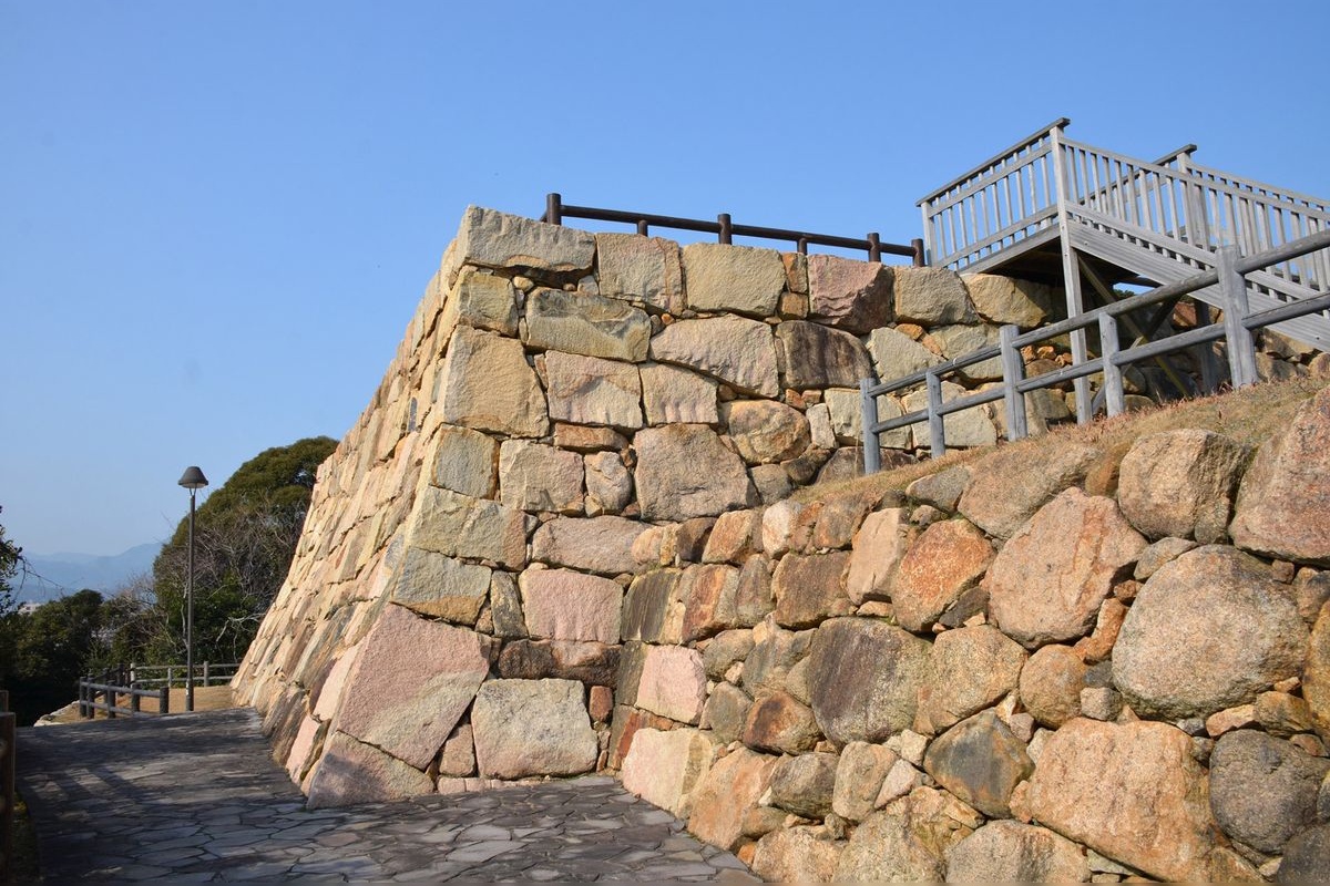 ซากปราสาทคุชิซากิ (Kushizaki Castle Ruins)