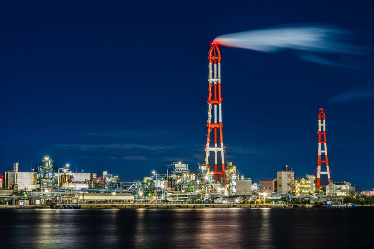 Pemandangan Pabrik Malam Hari di Minami Nijima