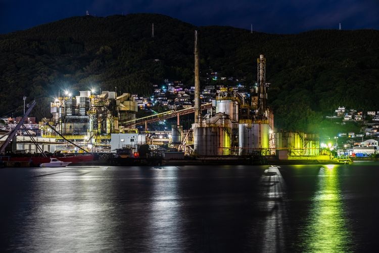 Minami-Futajima: Spektakuläre Industrielandschaft bei Nacht