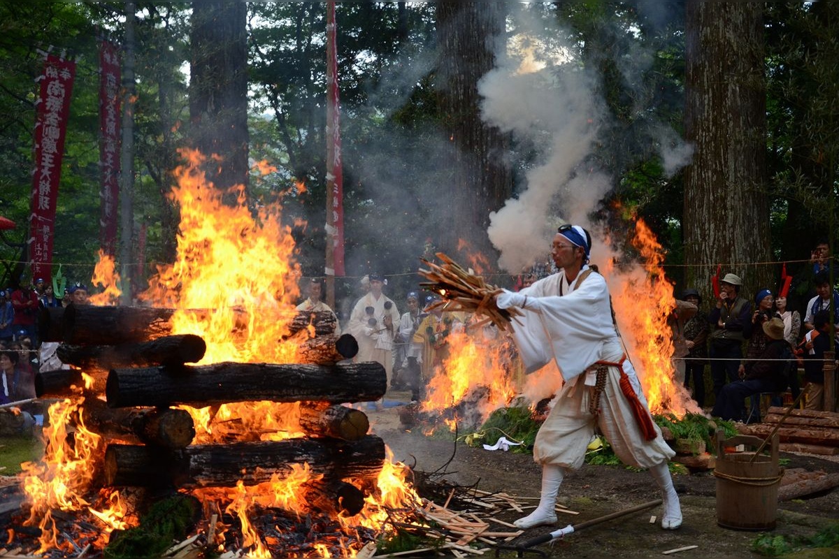 三德山秋會式(火焰祭典)