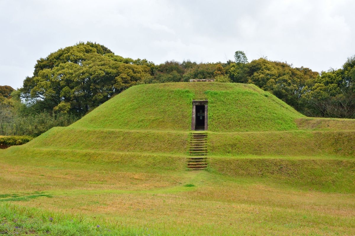 西都原古墳群 (Saitobaru Kofun Cluster)