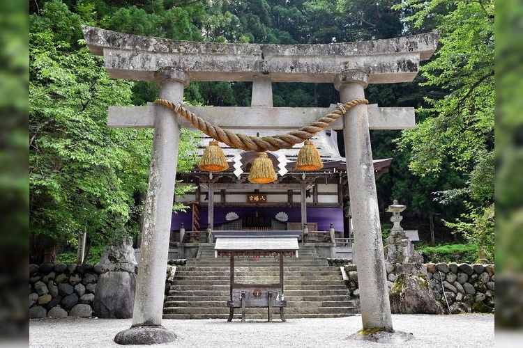 Shirakawa Hachiman-gu Shrine (Shirakawa-go)