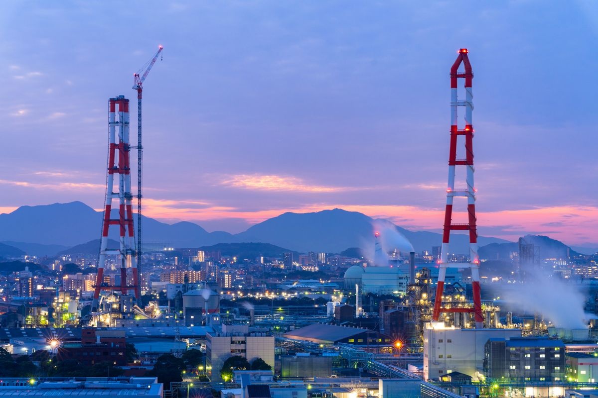Shiroyama Ryokuchi Park: Industrielichter der Nacht