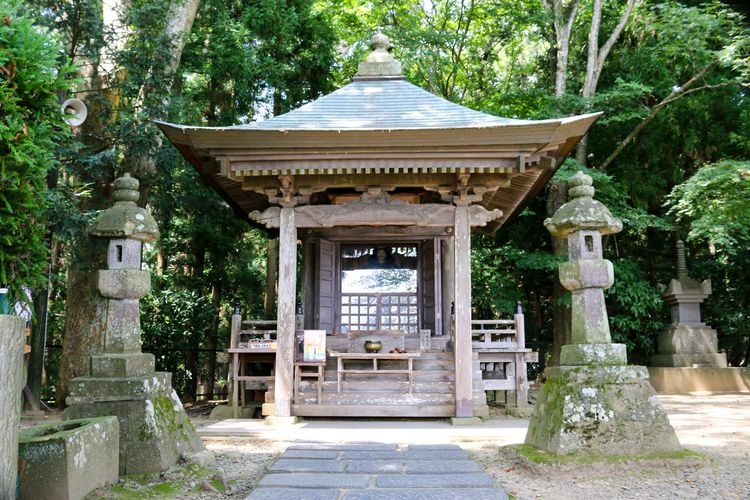 Takadachi Yoshitsune-do