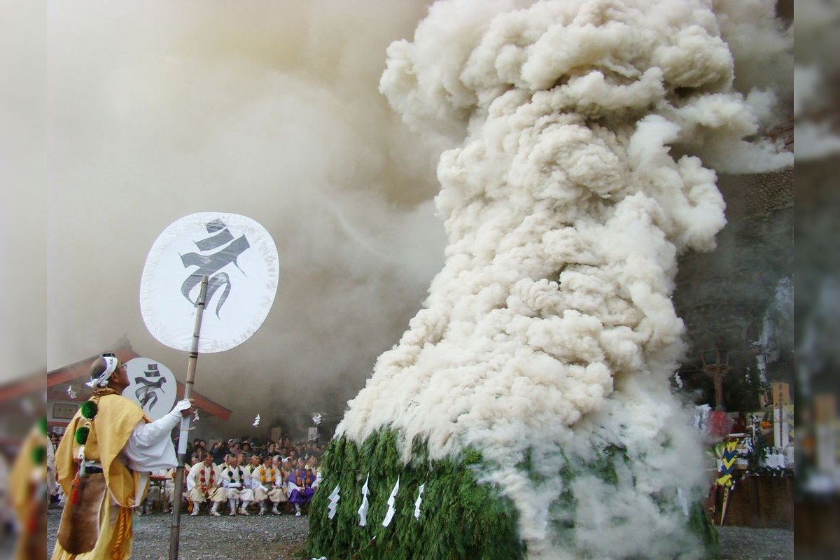 太郎坊宫火焚大祭