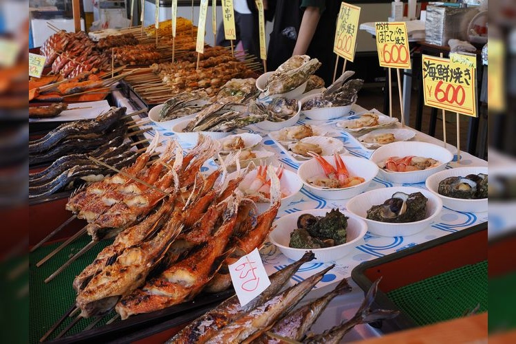 寺泊 魚の市場通り 3
